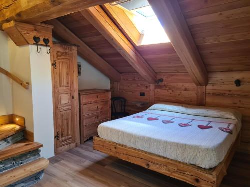 巴多尼奇亚La Maison. Il Nido dell'Aquila的小木屋内的卧室,配有床