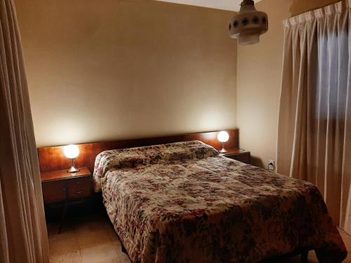 萨尔塔Los Faroles的一间卧室配有一张床和两张台灯。
