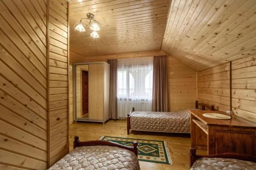 韦尔霍维纳Гостинний двір КАРПАТІЯ, Верховина的一间卧室配有一张床和一张书桌