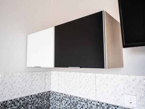 VingláfiaPavlopetri的浴室镜子上方的平面电视