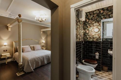 卡塔尼亚B&B Locanda della Vittoria的一间卧室设有一张床和一间浴室。