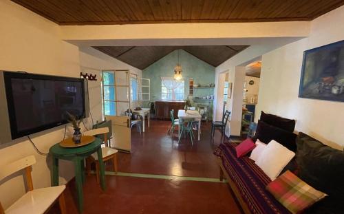 Real de San CarlosCozy Country House in Colonia - Uruguay的带沙发的客厅和用餐室