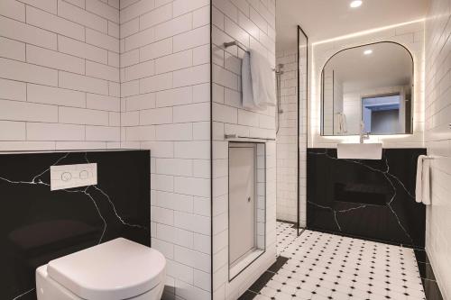 墨尔本The Savoy Hotel on Little Collins Melbourne的一间带卫生间、水槽和镜子的浴室