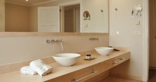 蒙得维的亚比布罗旅馆的一间带两个盥洗盆和大镜子的浴室