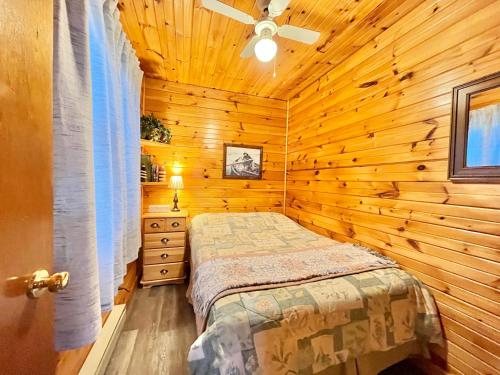 MiddletonStargazers Cove Cottages Blue Heron的小木屋内一间卧室,配有一张床