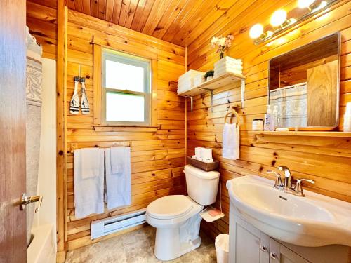 MiddletonStargazers Cove Cottages Blue Heron的浴室配有白色卫生间和盥洗盆。