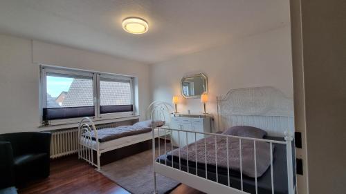 博霍尔特Bocholt Apartment Ferienwohnung的一间卧室设有两张双层床和一扇窗户。