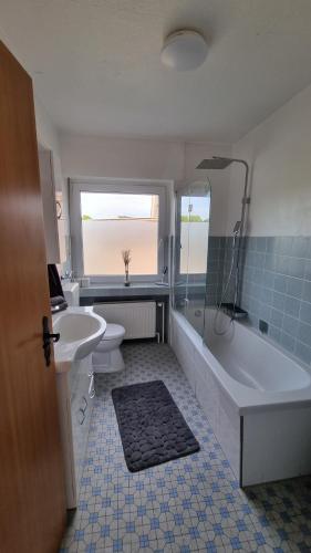 博霍尔特Bocholt Apartment Ferienwohnung的带浴缸、卫生间和盥洗盆的浴室