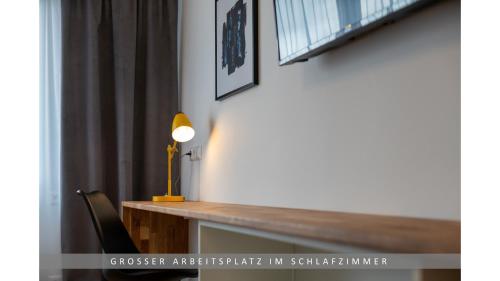 诺特海姆Apartment Leinetal, mit Kamin, Seenähe, Harz Nähe的一张桌子,里面配有一盏灯和一把椅子