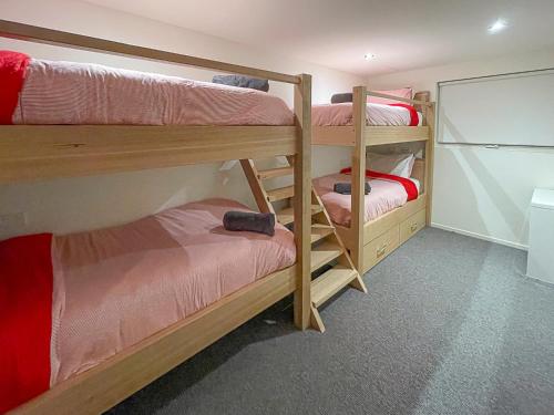 布勒山Frostwood的一间房间,设有三张双层床