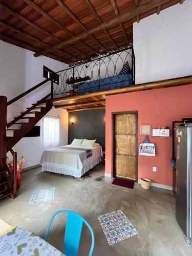 伦索伊斯Chalés Calima的一间大房间,设有一张床和一个楼梯
