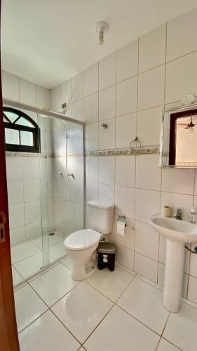 乌巴图巴CASA VERDE的一间带卫生间和水槽的浴室