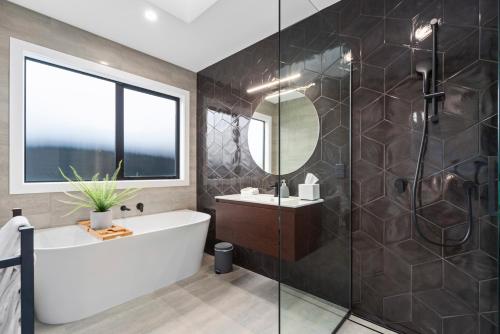 陶波CatchN'Relax Taupo的带浴缸、水槽和镜子的浴室