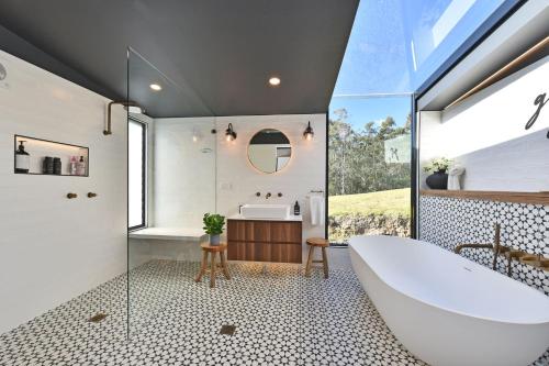 蒙恩维优Cariad Private Country Hideaway at Mount View - stunning 360d viewss的一间带大浴缸和水槽的浴室