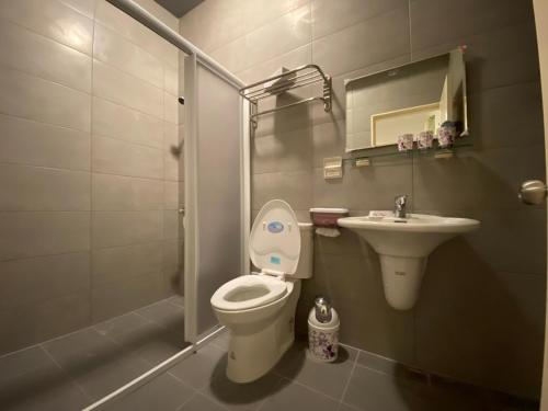 马公晨光夜色的浴室配有卫生间、盥洗盆和淋浴。