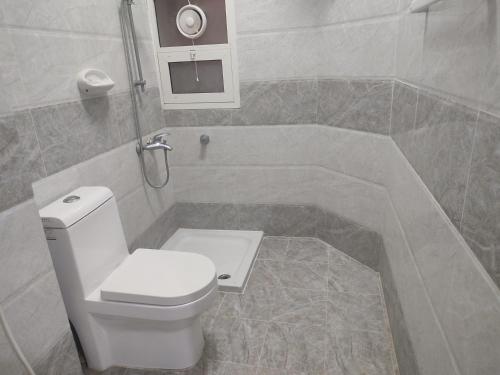 塞拉莱رحاب السعاده rehab alsaadah apartment的浴室配有白色卫生间和盥洗盆。