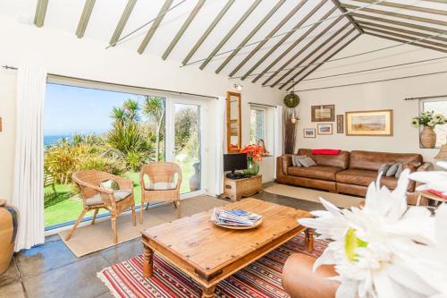 森嫩Sheldrake, Spacious Villa, Panoramic Sea-views, Large Garden, By Beach的海景客厅