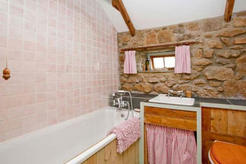 森嫩Petra, Cornish Cottage With lovely Garden, Wow Sea Views, By the Beach的带浴缸和盥洗盆的浴室