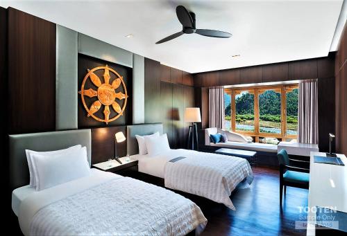 帕罗帕罗滨河艾美度假酒店的酒店客房设有两张床和窗户。