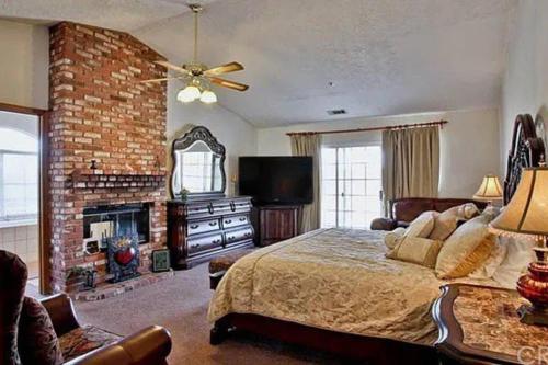 希斯皮里亚Beautiful Vacation Get-Away的一间卧室设有一张大床和一个壁炉