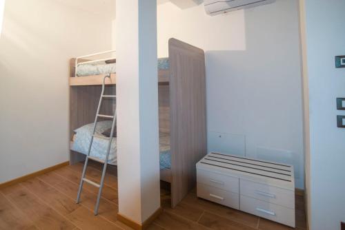 TormenoCa' dei Berici的一间带双层床和梯子的小卧室