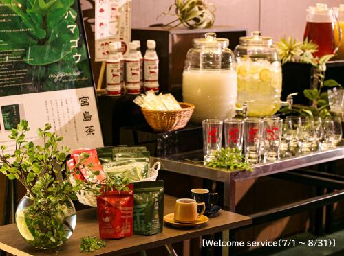 广岛广岛东方酒店的架子上展示饮料和玻璃杯