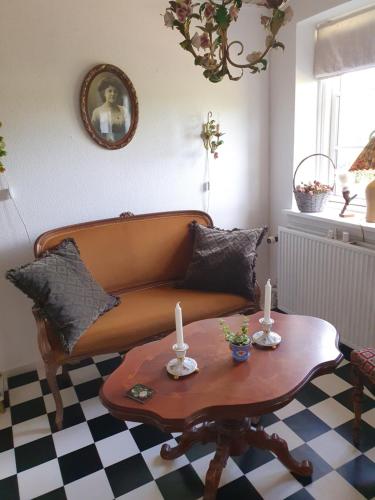 希勒勒Pegasus Bed & Breakfast的客厅配有沙发和桌子