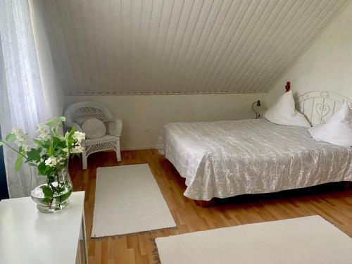 曼蒂哈尔尤Villa Grinberg的一间卧室配有一张床和一张花瓶桌子