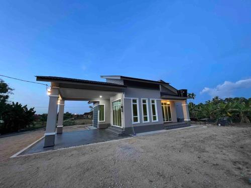 巴西富地Majestic Homestay - Pasir Puteh的热带风情的小房子