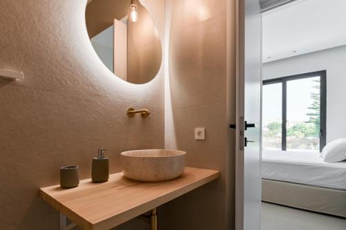 米提卡斯Melior Luxury Villas的一间带水槽和镜子的浴室