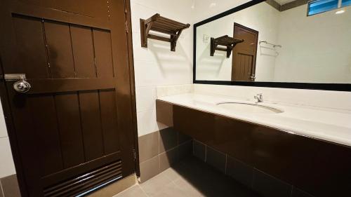 瓜埠TC Garden Resort的一间带水槽和镜子的浴室