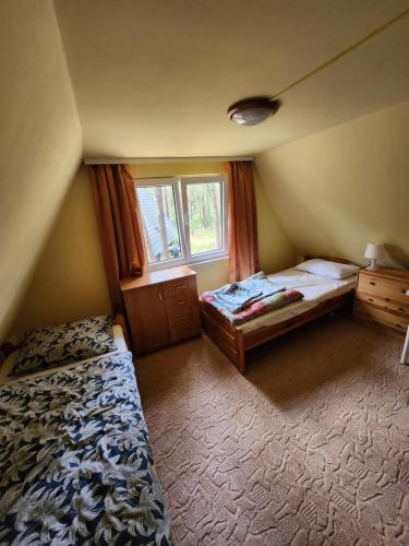 OsiekJak Tu Sielsko的一间小卧室,配有床和窗户