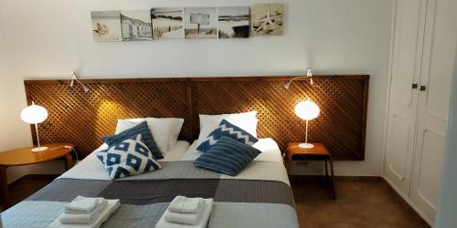 维拉摩拉Casa Albacor的一间卧室配有一张带蓝白色枕头的大床