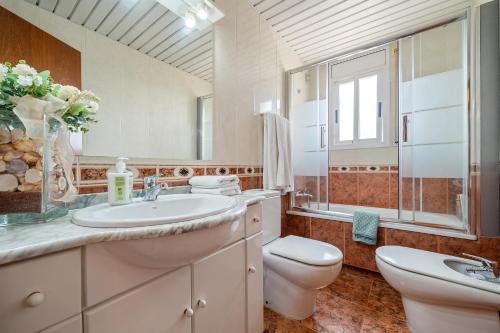 库尼特Atico Duplex Pepe y Rosi的一间带水槽、卫生间和镜子的浴室