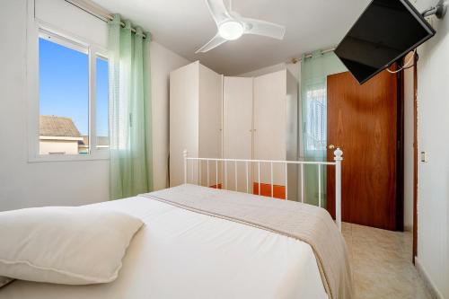库尼特Atico Duplex Pepe y Rosi的卧室配有白色的床和窗户。