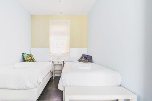 莫塞永Casa Rural Duran的小型客房 - 带2张床和窗户