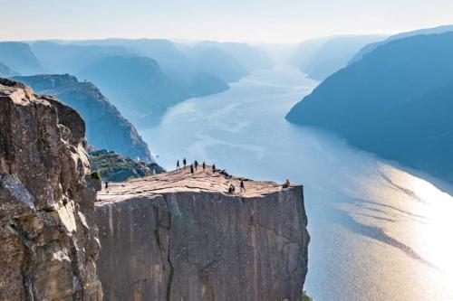 桑内斯Nydelig perle rett ved fjorden的一群人,在山边