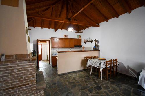 科罗尼Anastasios House的厨房以及带桌椅的用餐室。