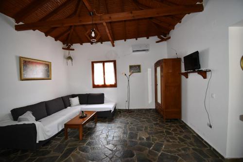 科罗尼Anastasios House的客厅配有沙发和桌子