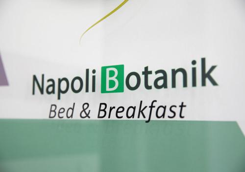 那不勒斯Napoli Botanik Bed and Breakfast的纳波利船屋住宿加早餐旅馆的标志