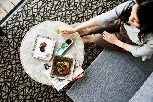 佐贺市Garden Terrace Saga Hotel & Resorts的坐在餐桌上吃一盘食物的女人