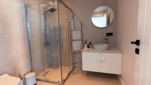 PerşembeMehmet Bey Çaka By Trippters的带淋浴、水槽和镜子的浴室