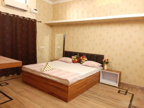 AyodhyaPAARIJAAT Homestay & Guesthouse的一间卧室,卧室内配有一张大床