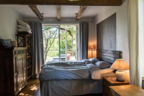 韦姆德Villa Myttinge的一间卧室设有一张床和一个大窗户