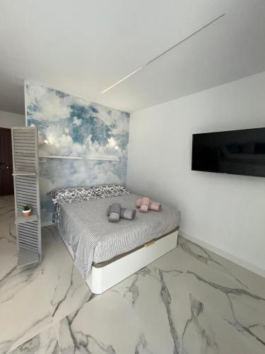 帕莱索海滩SWEET PARADISE的一间卧室,床上有粉红色的鞋
