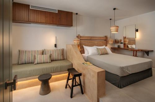 纳克索乔拉Makava Suites Naxos的一间卧室设有两张床,里面设有凳子