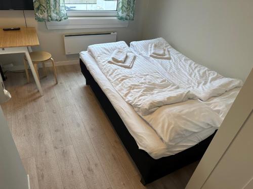 翁达尔斯内斯Åndalsnes Sentrum 1-room Apartment No3的一个小房间,设有一张未铺床的窗户