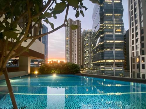 吉隆坡Sentral Suites By RKD HOME的一座城市天际线建筑屋顶上的游泳池