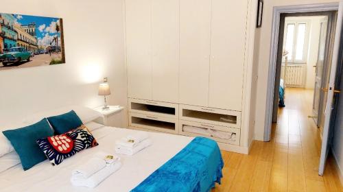 罗马BBHOME Comfort apartment near Colosseum的卧室配有白色的床和2条毛巾