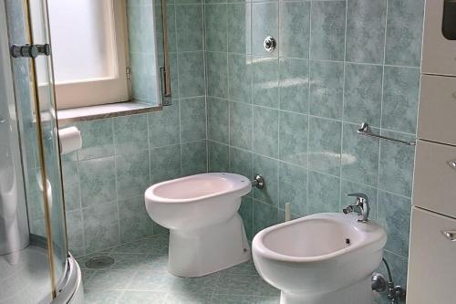 帕埃斯图姆Residenza dal Barone的一间带卫生间和坐浴盆的浴室